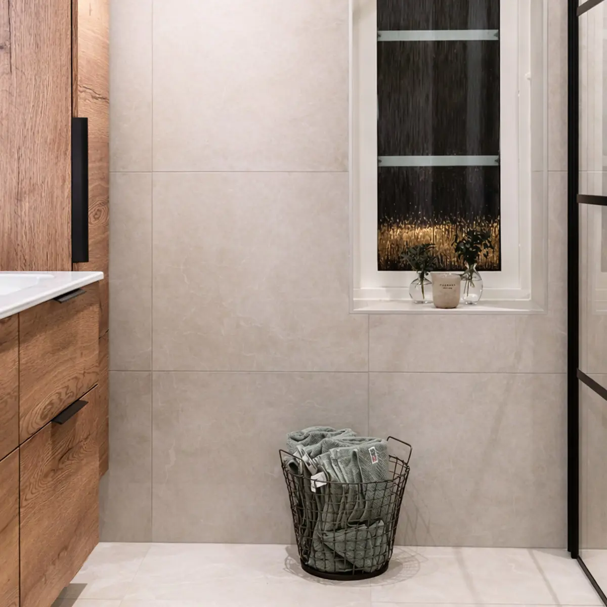 Ljust badrum ritat av Anna