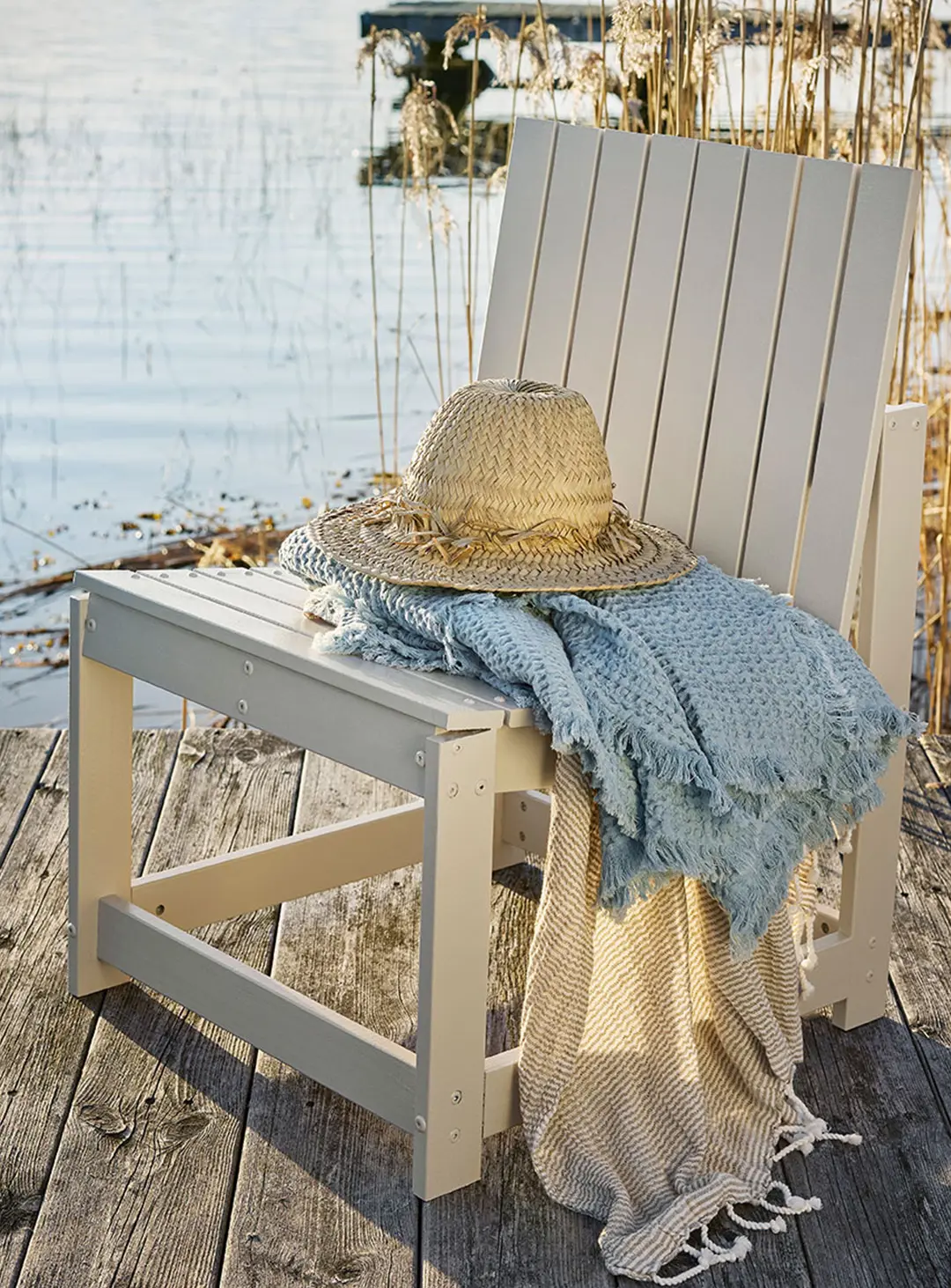 Målning av utemöbler i trä utomhus - Coastal Beige