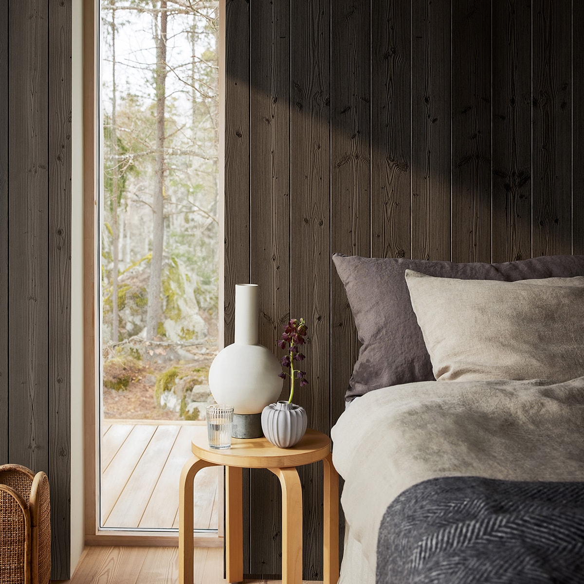 Sovrumsinspiration med Nordsjö Natural Charcoal – en mörk och ombonad kulör