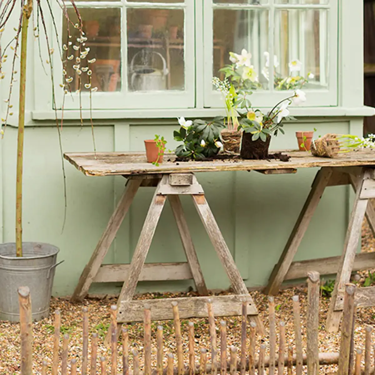 Fasaden är målad i kulören S 2010-G40Y