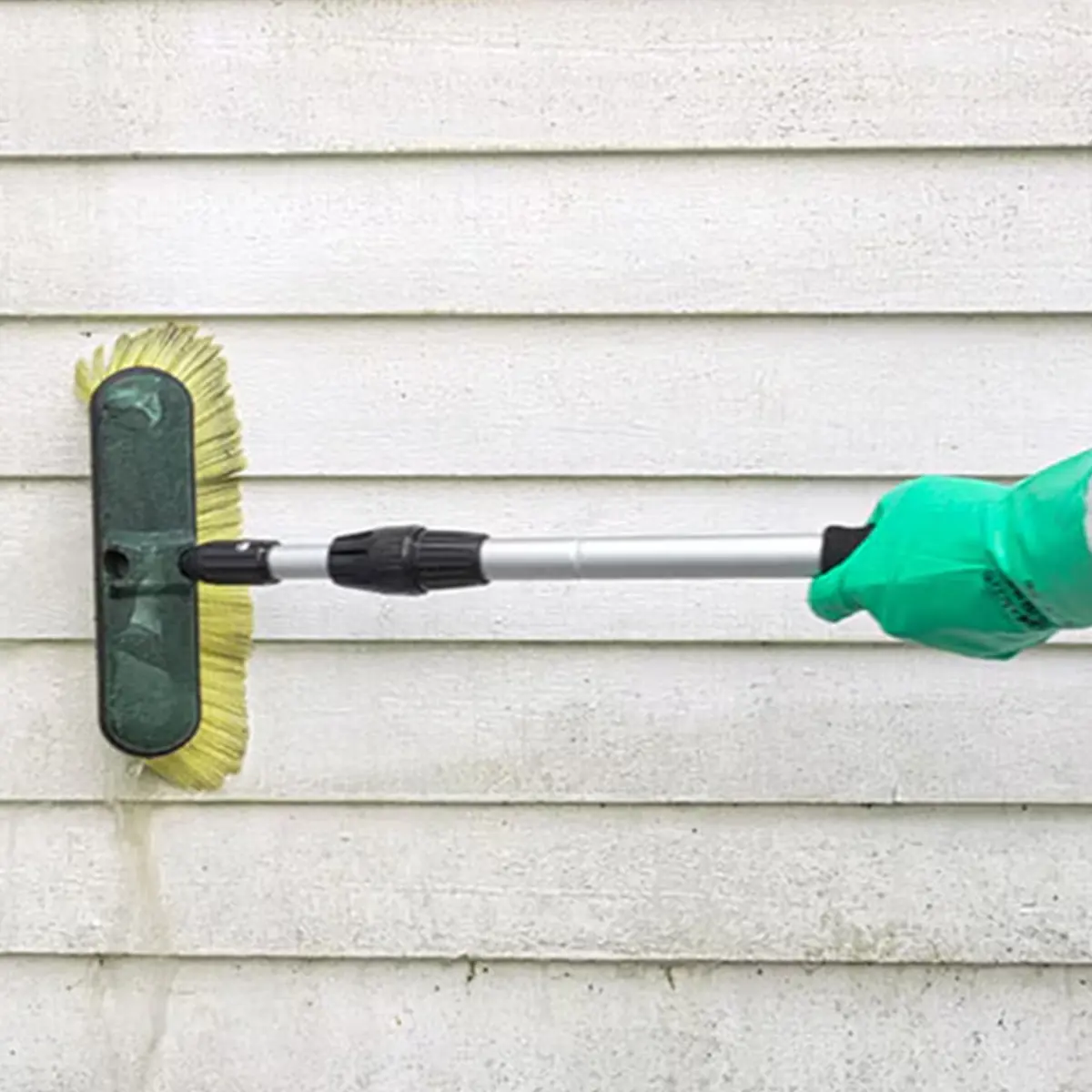 Tvätt av husfasad inför målning med borste och rengöringsmedel