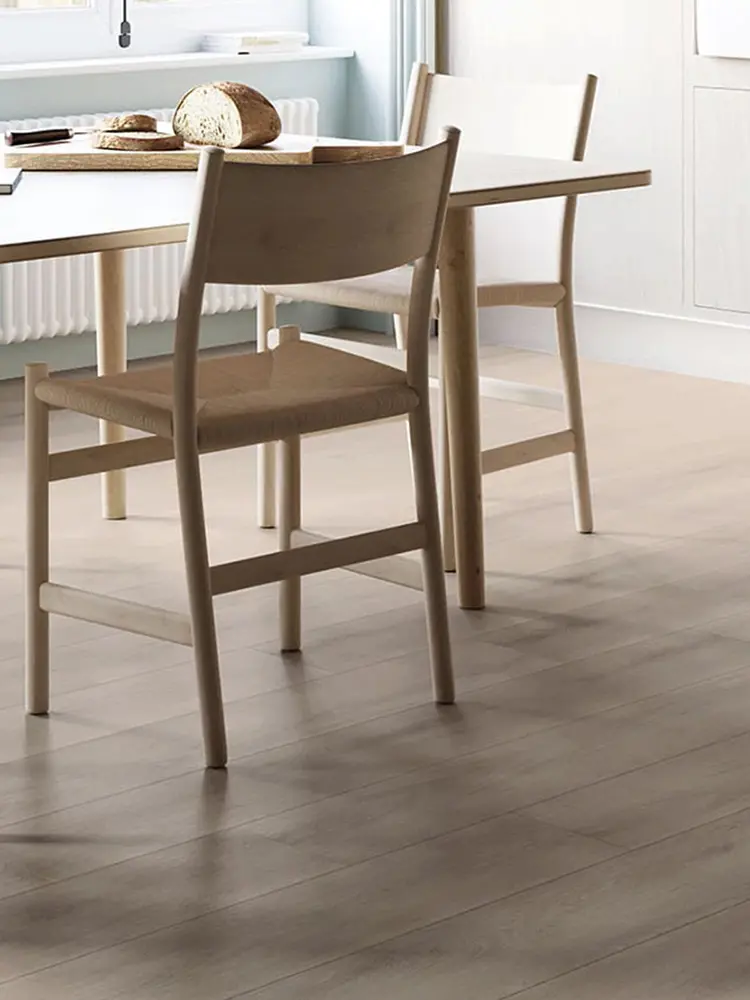 Lägga vinylklick steg för steg i modernt rum