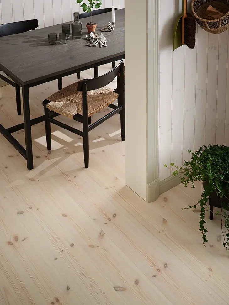 Massivt furugolv från Moelven – levande träkänsla