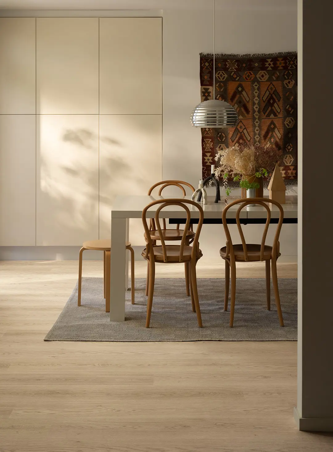 Inspirationsrum 7: Matplats med laminatgolv i klassisk ek