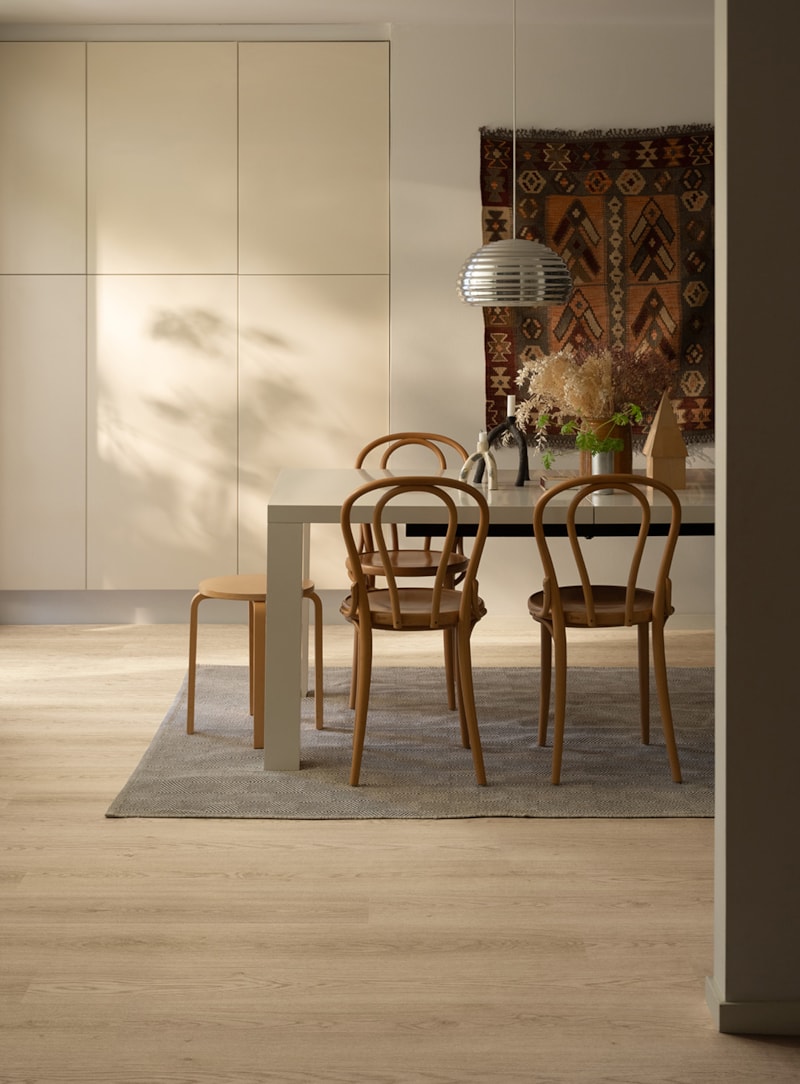 Inspirationsrum 7: Matplats med laminatgolv i klassisk ek