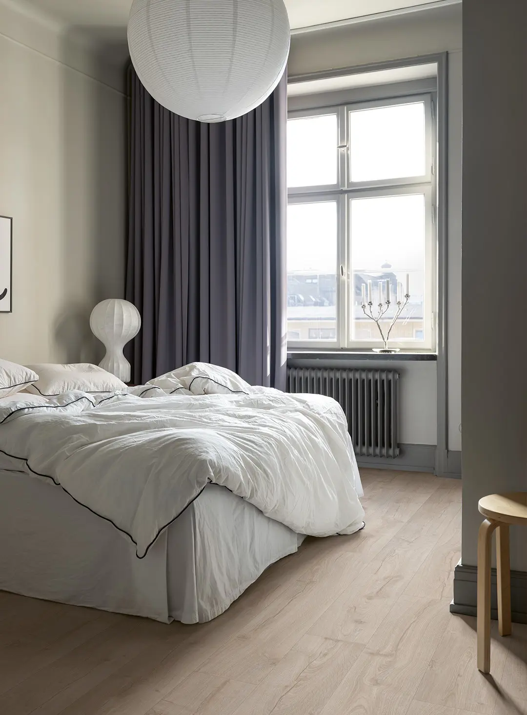 Inspirationsrum 4: Sovrum med laminatgolv i varm ton