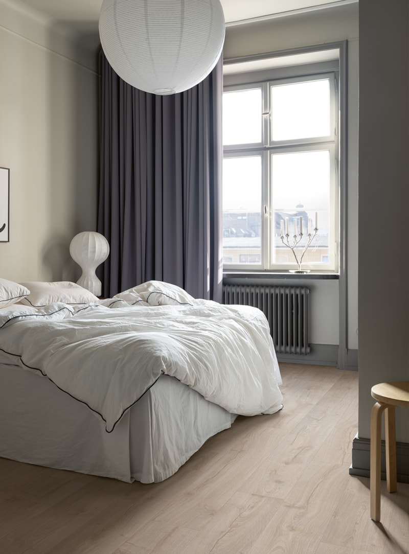 Inspirationsrum 4: Sovrum med laminatgolv i varm ton
