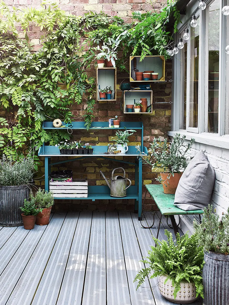 Hemmagjort planteringsbord byggt av återbrukat material