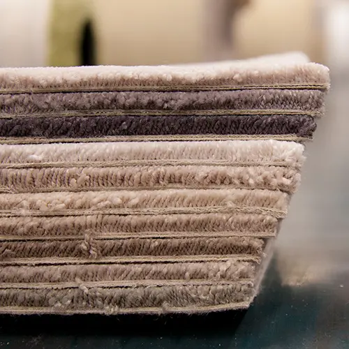 Färgstark heltäckningsmatta som skapar en personlig, lyxig hotellkänsla hemma